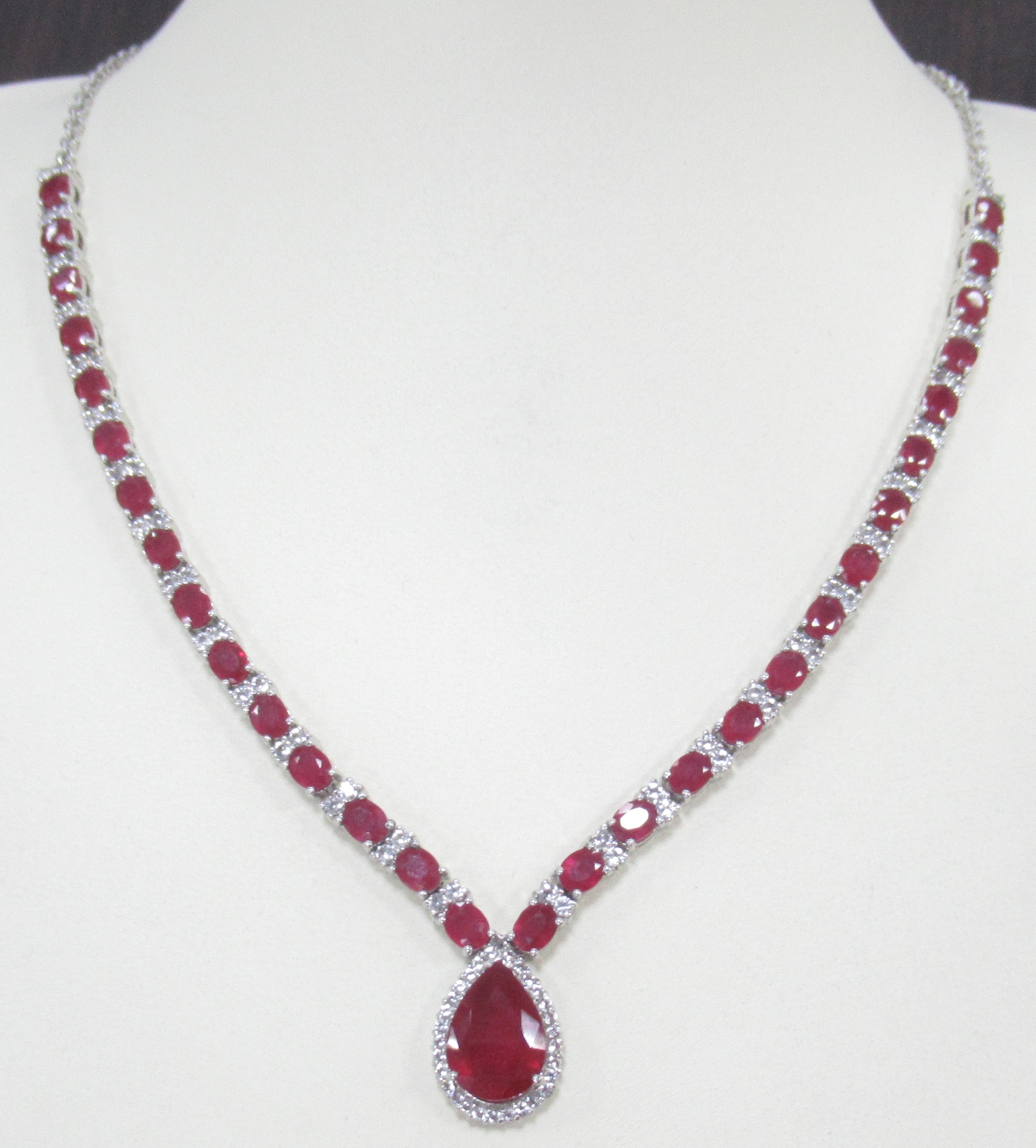 Серебряное колье 925 пробы; вставки 31 Рубин F/2 22,15 ct; Россыпь Топаз белый 2,9 ct;